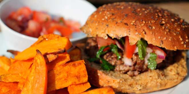 Hambúrguer de grão-de-bico e batatas doce frita com molho Tahini Hambúrguer de grão-de-bico e batatas doce frita com molho Tahini