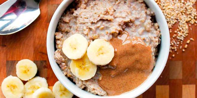 Papas de Aveia com Manteiga de Amêndoa e Banana