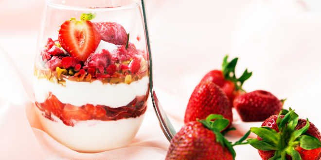Muesli, fruta fresca e iogurte magro Muesli, fruta fresca e iogurte magro