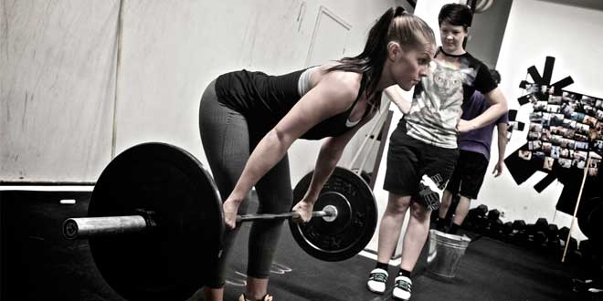 Remo com barra: técnica, execução e músculos envolvidos Remo com barra: técnica, execução e músculos envolvidos