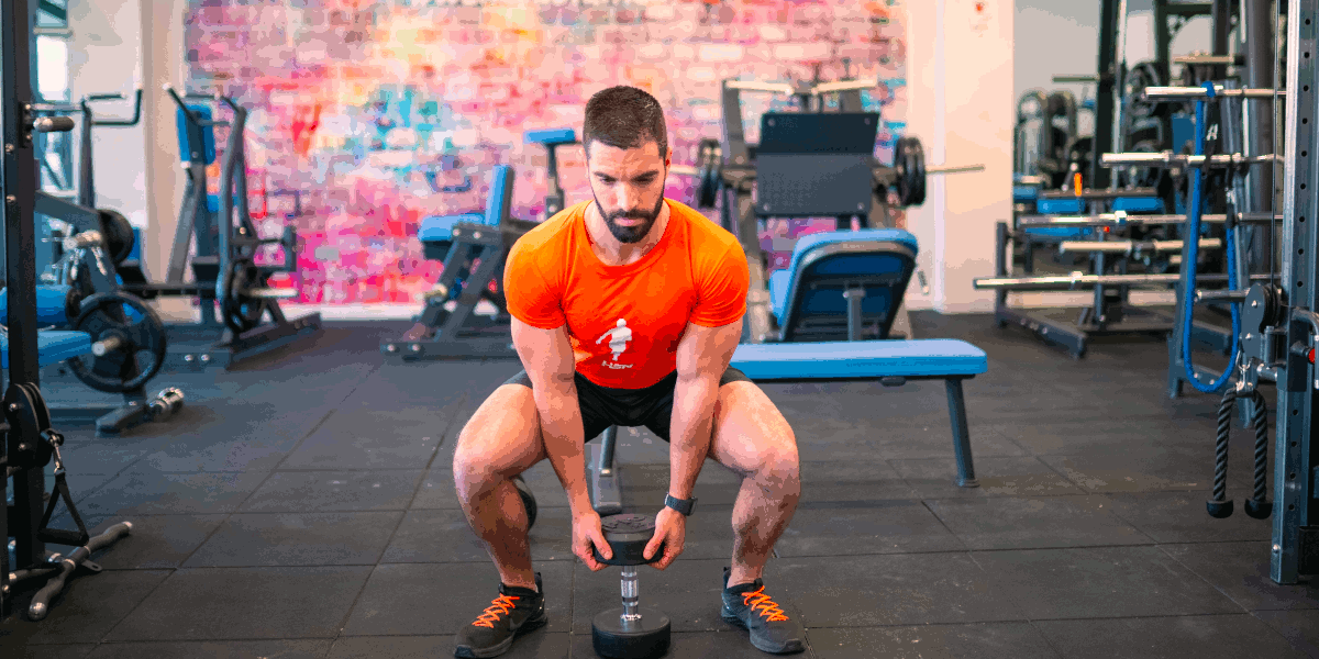 Agachamento com halteres entres as pernas