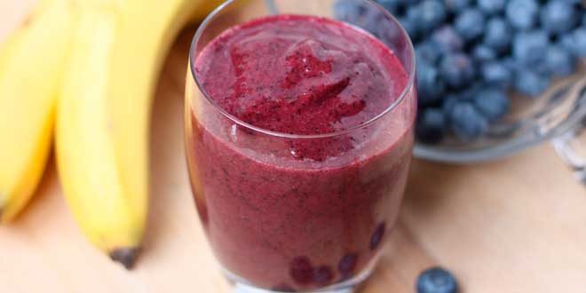 Batido de banana e amoras