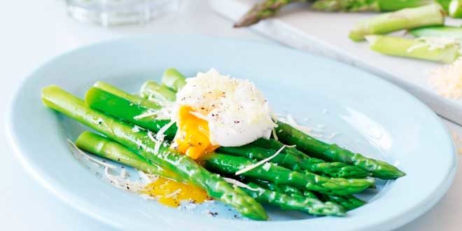 Espargos com ovos escalfados e parmesano Espargos com ovos escalfados e parmesano