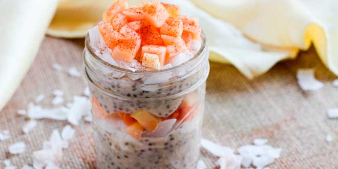 Pudding proteico com leite de coco, sementes de chia e papaia