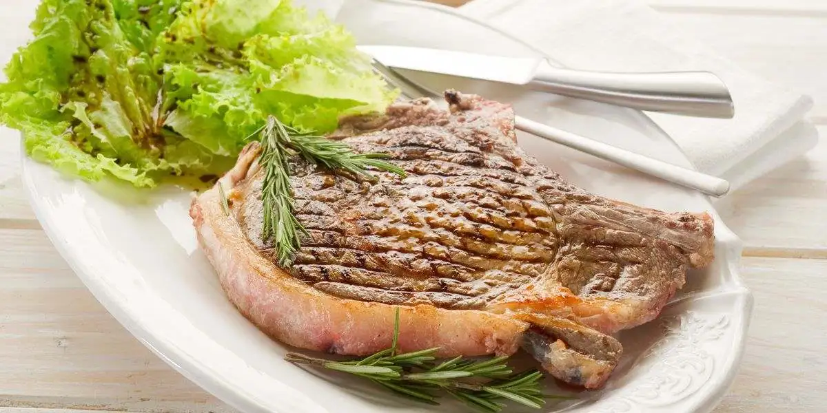 Prato de bife de vaca com alface