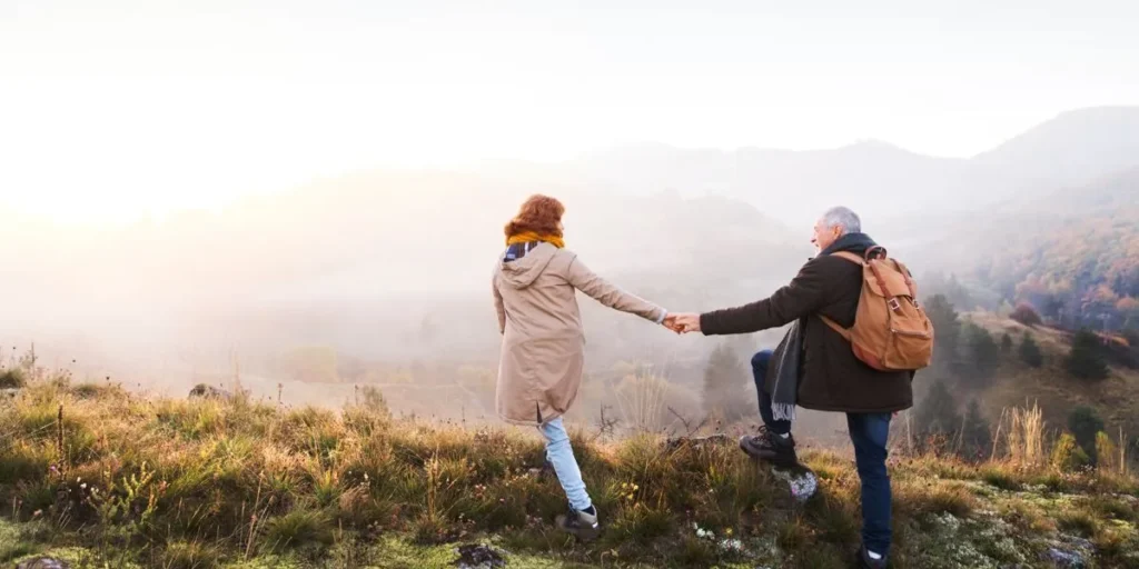 Casal de reformados a caminhar na natureza