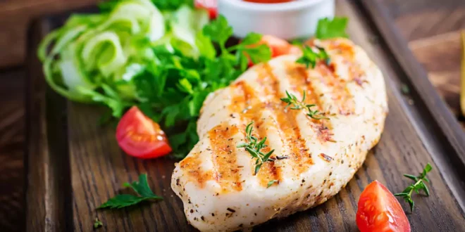 ¿Cuánta proteína tiene el pollo? (Guia completa com tabela e comparativa)
