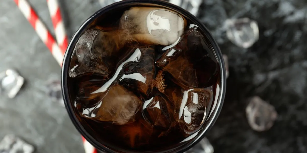 Vista superior de um copo com Coca-Cola Zero e muito gelo