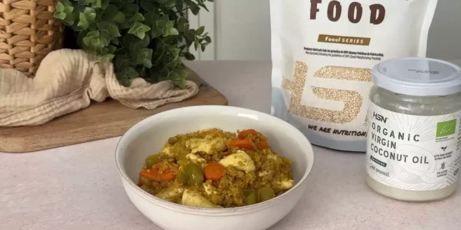 Quinoa com frango ao curry saborosa e saudável Quinoa com frango ao curry saborosa e saudável