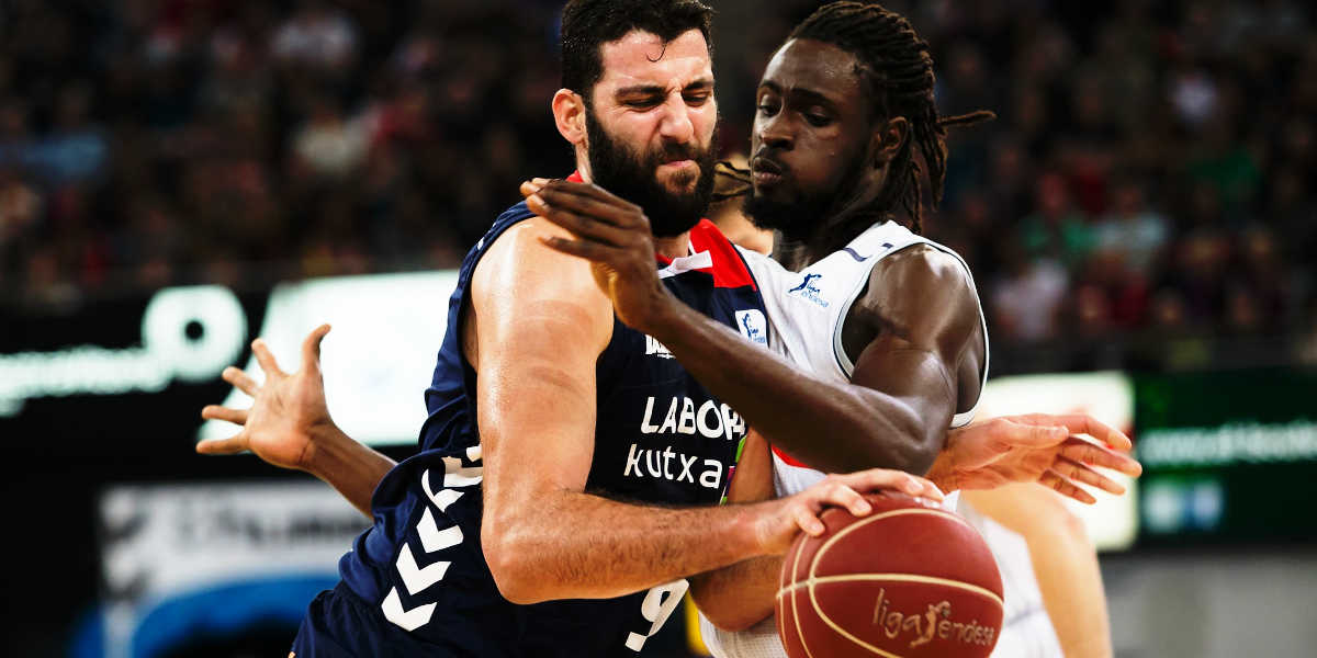 Disputa poste basquetebol