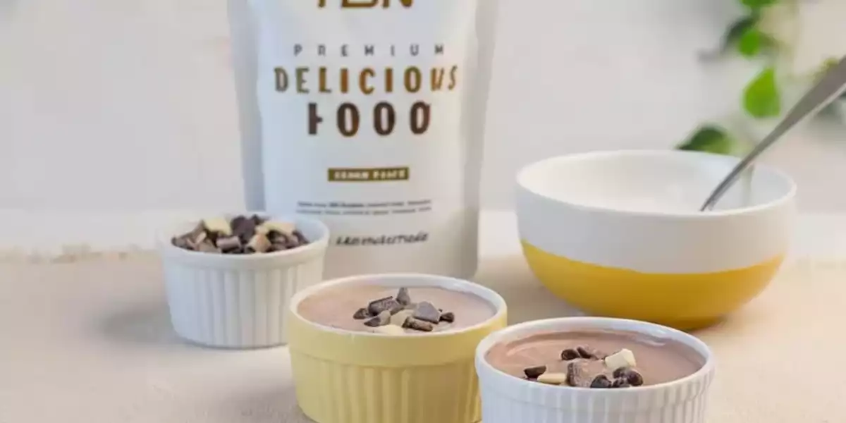 Iogurte grego cremoso com chocolate e rico em proteínas Iogurte grego cremoso com chocolate e rico em proteínas