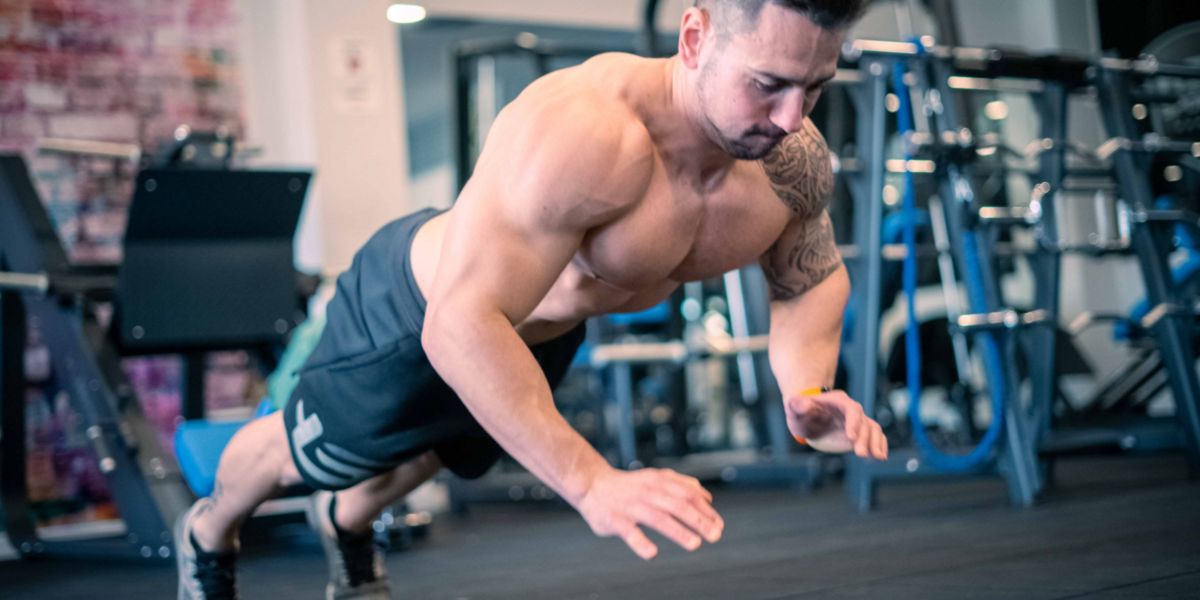 Flexões pliométricas - Exercícios de Peitorais