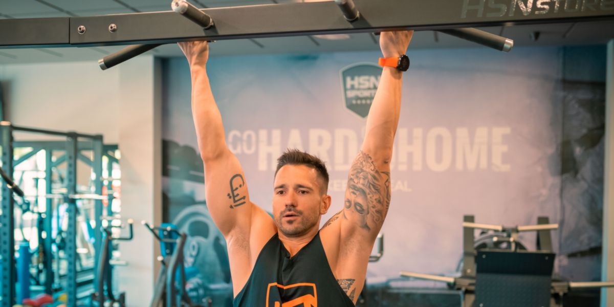 Como fazer abdominais pendurado Como fazer abdominais pendurado