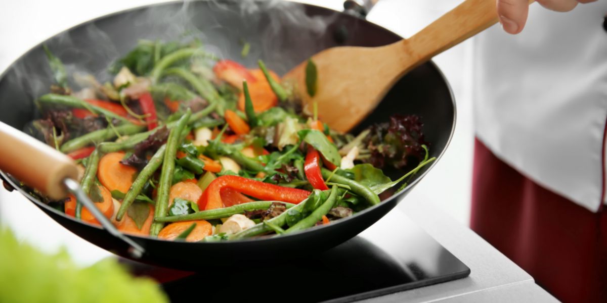 Cozinhar alimentos com wok