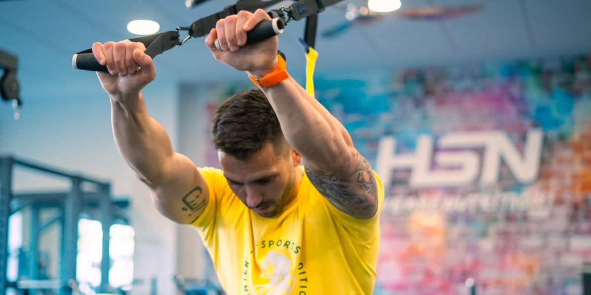 Exercício de tríceps no treino em suspensão Exercício de tríceps no treino em suspensão