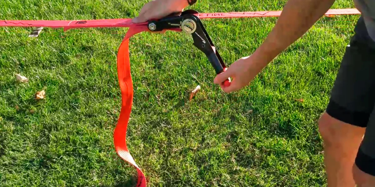 Apertar a corda de slackline