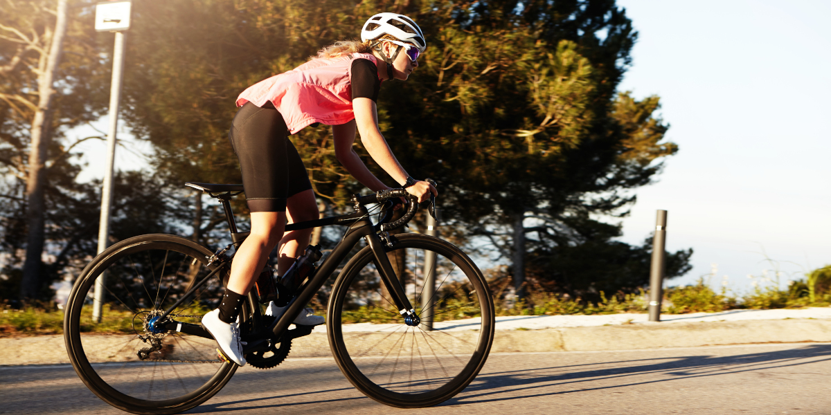Treino de ciclismo no verão