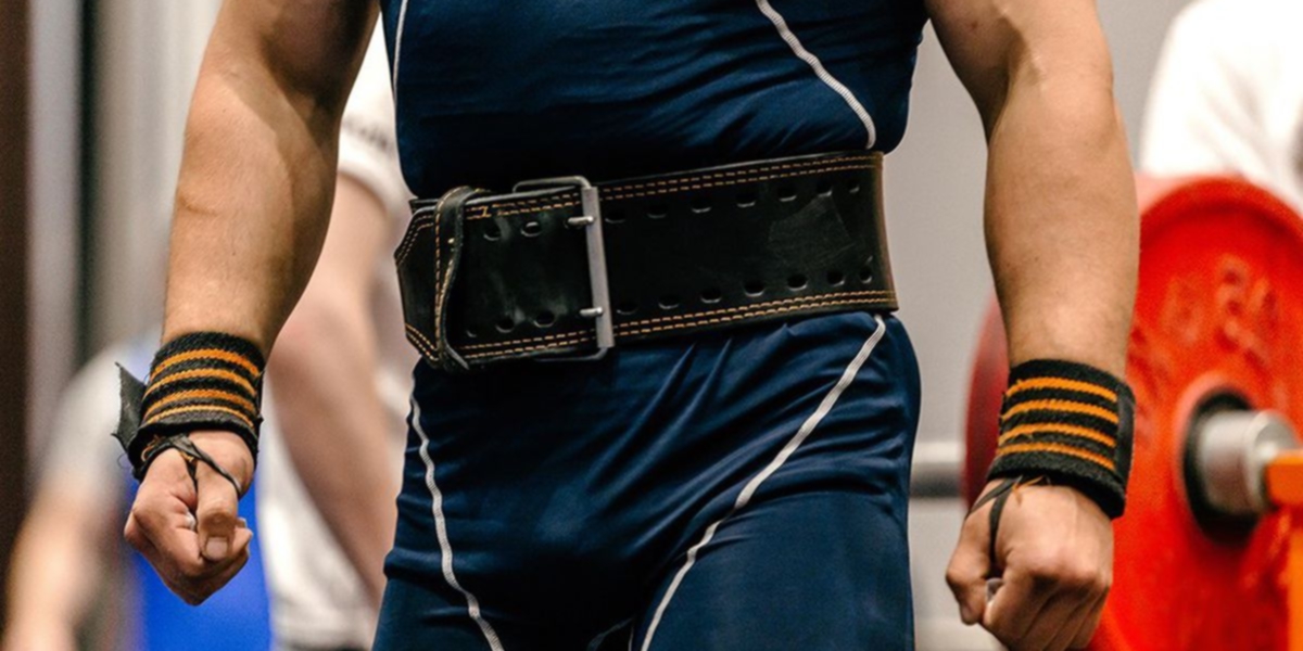 Por que razão se deve utilizar um cinto para levantar pesos