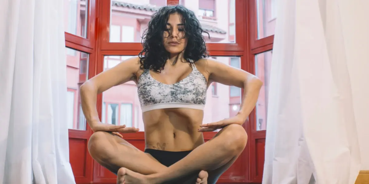 Mulher a praticar o método low pressure fitness em casa Mulher a praticar o método low pressure fitness em casa