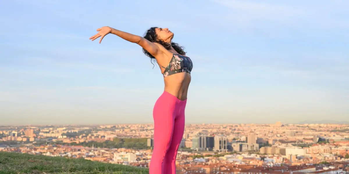 Mulher a praticar o método low pressure fitness num parque Mulher a praticar o método low pressure fitness num parque
