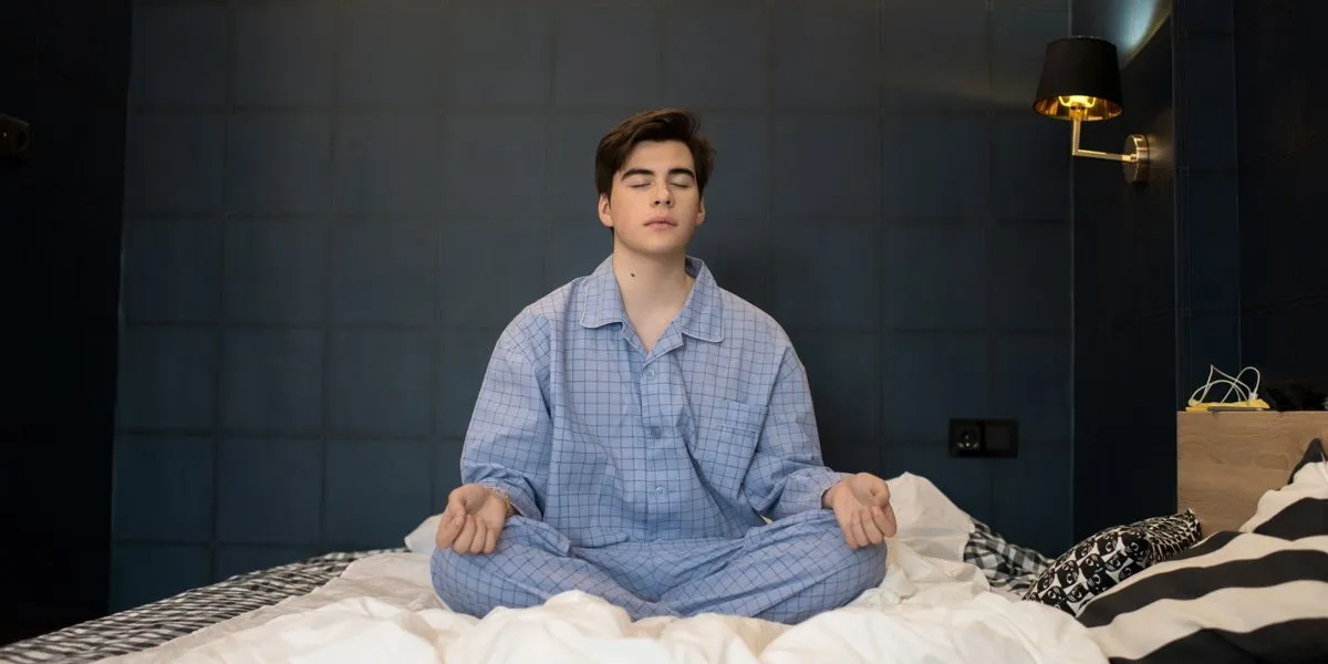 Homem a meditar antes de dormir Homem a meditar antes de dormir