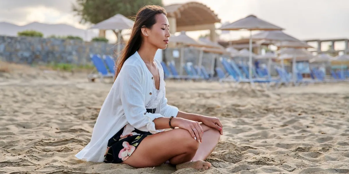 Rapariga relaxada na praia