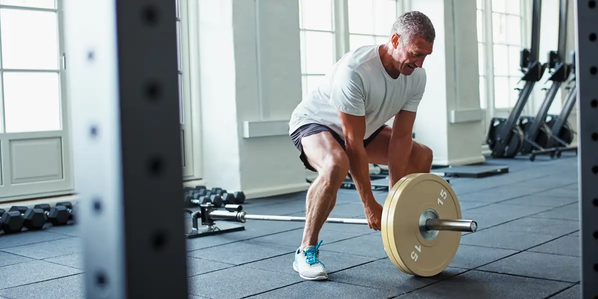 Homem treinando duro