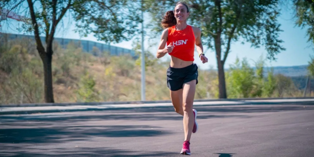 Mulher desportista a correr com a mente concentrada