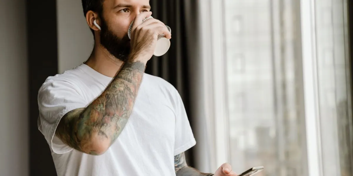 Homem a beber café antes de treinar Homem a beber café antes de treinar