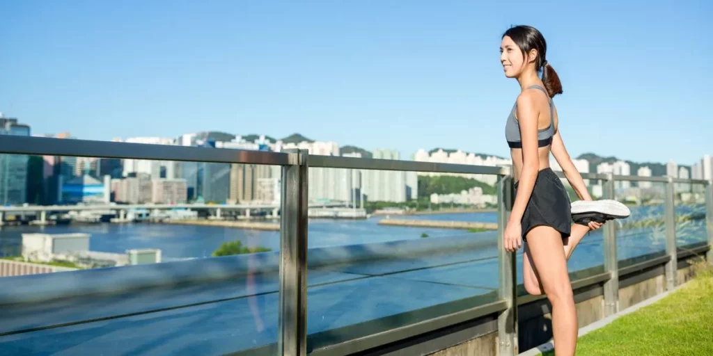 Menina realizando alongamentos depois de correr