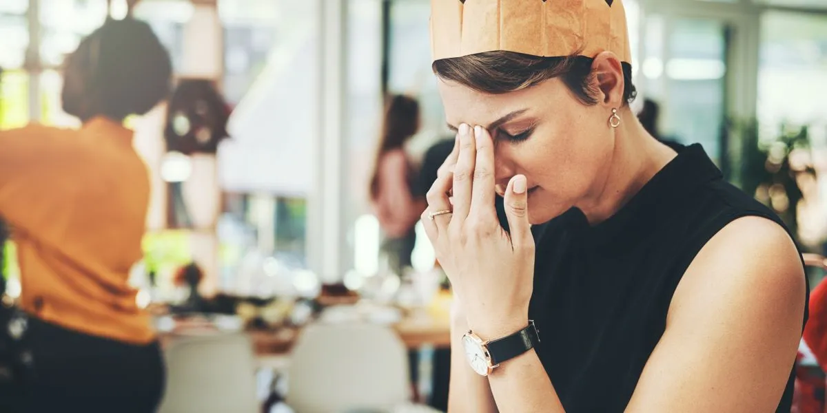 Mulher stressada com os preparativos de Natal