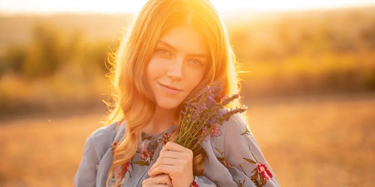 Mulher jovem ao entardecer num campo Mulher jovem ao entardecer num campo