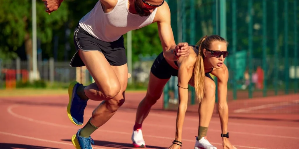 Atletas a treinar na pista de atletismo Atletas a treinar na pista de atletismo