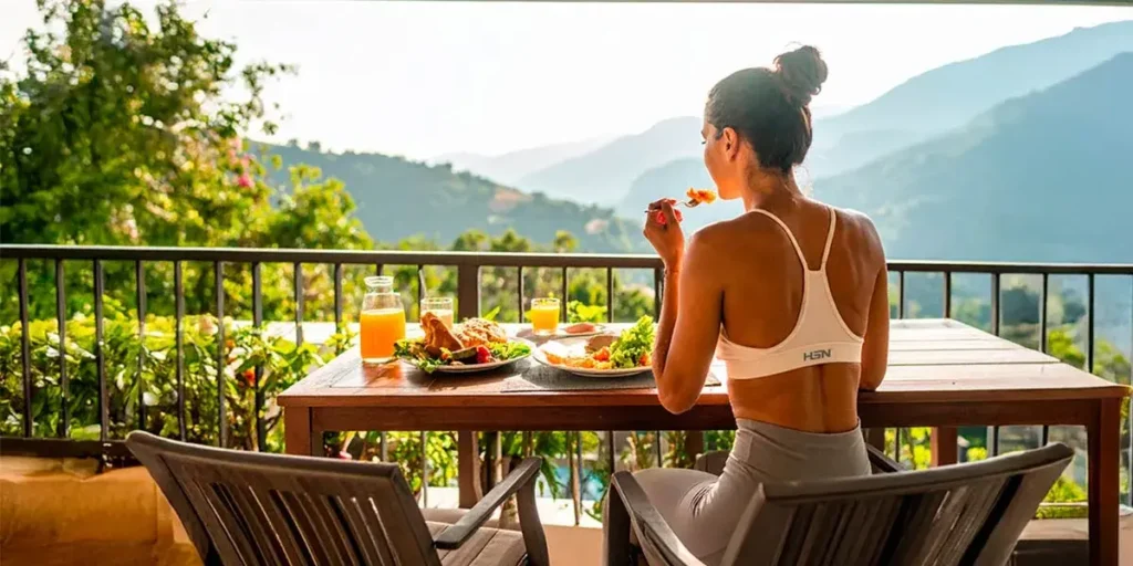 Mujer comiendo según su estrategia nutricional saludable