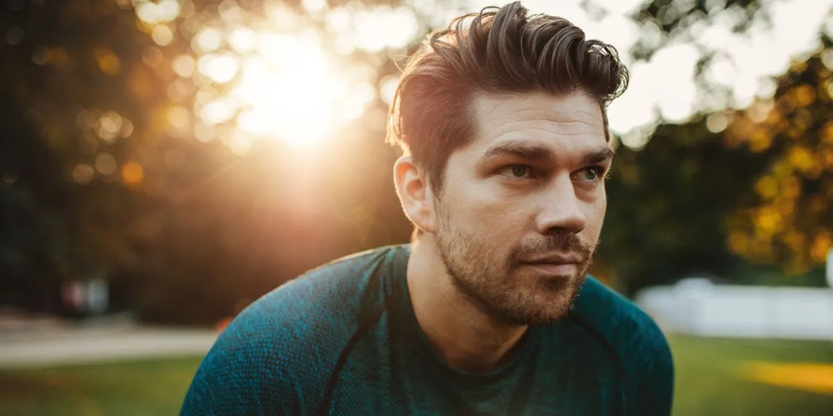 Homem de meia-idade com pele saudável no parque