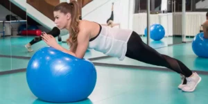 10 melhores exercícios de abdominais com fitball