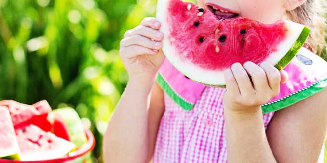 Manter-se hidratado com frutas e legumes ricos em água Manter-se hidratado com frutas e legumes ricos em água