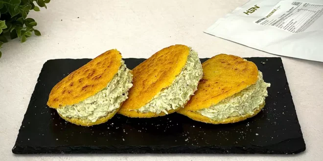 Arepas com polenta recheadas com frango cremoso