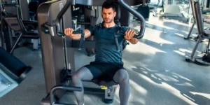 Como fazer press de peito na máquina sentado corretamente