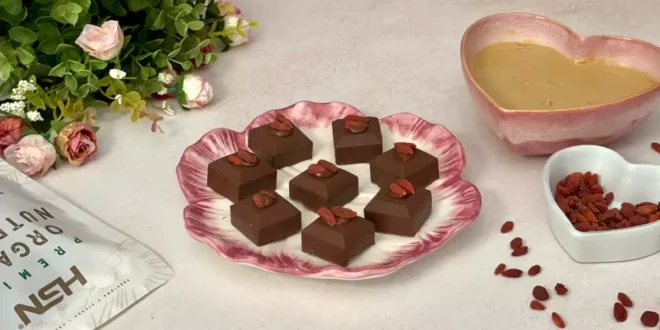 Bombons de chocolate negro e bagas de goji para o Dia de São Valentim