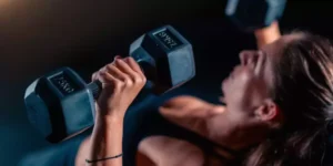 Rotina de 10 exercícios de peito com halteres para todos os níveis