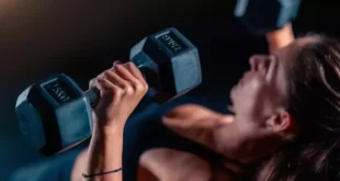 Rotina de 10 exercícios de peito com halteres para todos os níveis