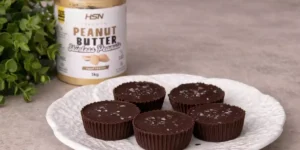Cups de chocolate recheados com creme proteico de amendoim