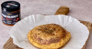 Empada crocante na airfryer com molho bolonhesa