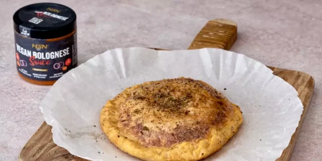 Empada crocante na airfryer com molho bolonhesa