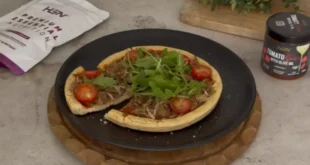 Pizza de cogumelos e rúcula rica em proteínas