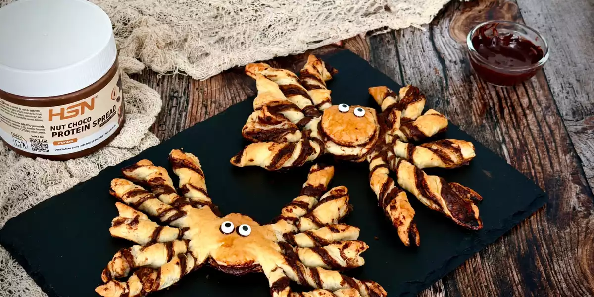 Aranhas de massa folhada recheadas com chocolate Aranhas de massa folhada recheadas com chocolate